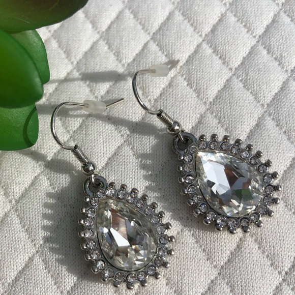 Sparkly drop earrings.  Fun and timeless ✨ - Picture 5 of 8